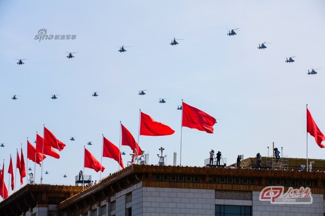 受阅陆航部队攻击直升机机群飞临天安门广场