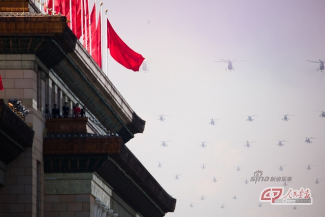 受阅陆航部队攻击直升机机群飞过天安门广场