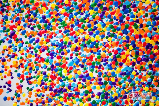 无数彩色气球在天安门广场上放飞