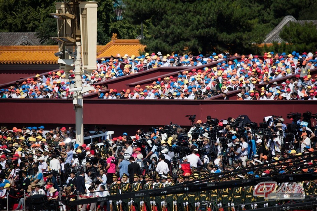 媒体专区伸出无数“长枪短炮”