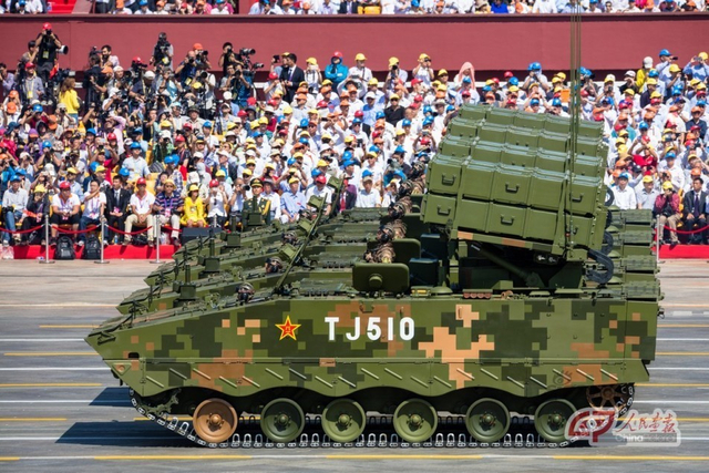 多用途导弹车方队通过天安门