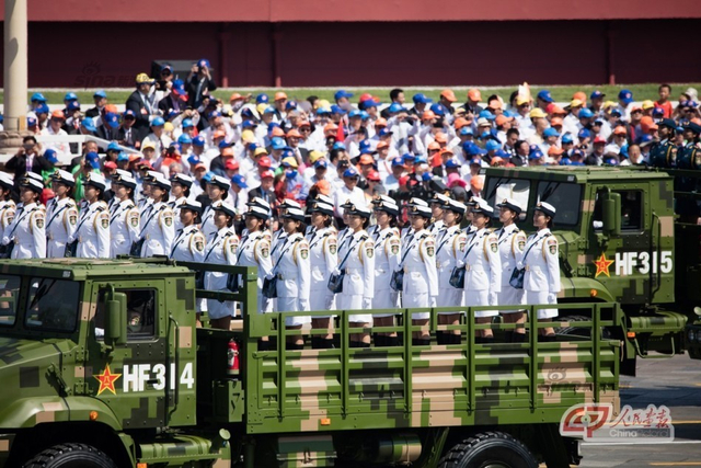 白求恩医疗海军女兵方队通过天安门