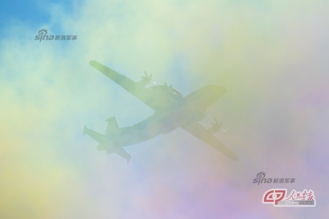 梦幻的空警500新型预警机飞过天安门广场上空