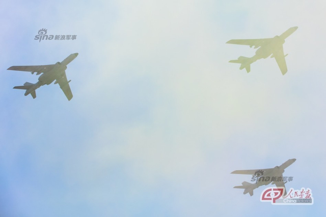 轰六K战略轰炸机梯队飞越天安门广场上空