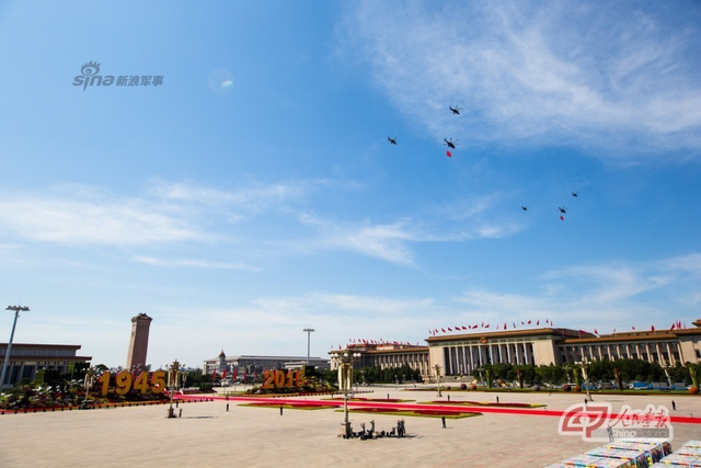 陆航部队空中护旗方队飞越天安门广场上空