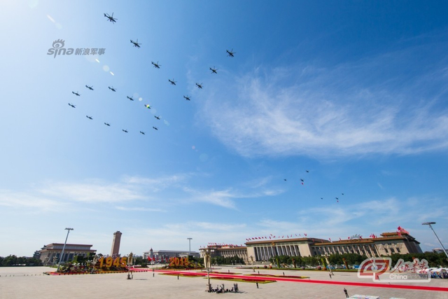 陆航武装直升机机群组成70字样飞越天安门