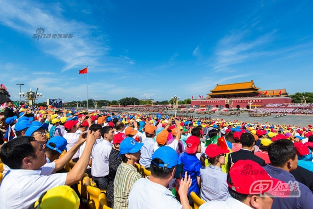 观礼台嘉宾拍摄阅兵