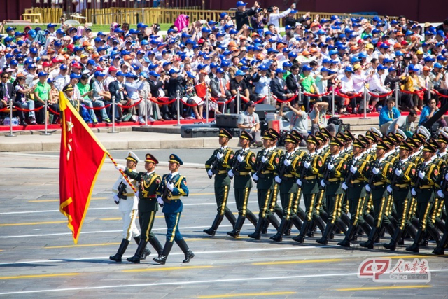 三军仪仗队通过天安门