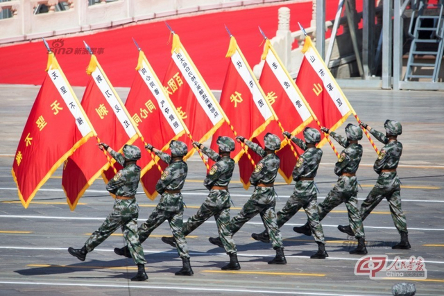 英模方队通过天安门