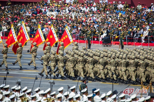 英模方队通过天安门