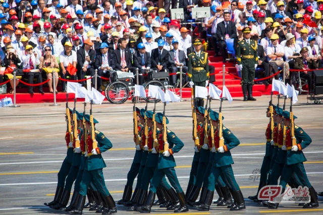 外军方队通过天安门广场