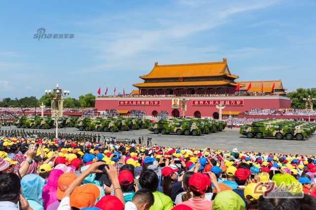 阅兵式现场的观礼台嘉宾拍摄受阅装备