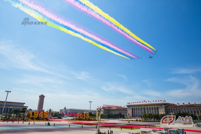 领队空中梯队飞越天安门广场上空