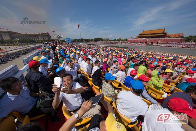 阅兵式现场的观礼台嘉宾拍摄空中梯队