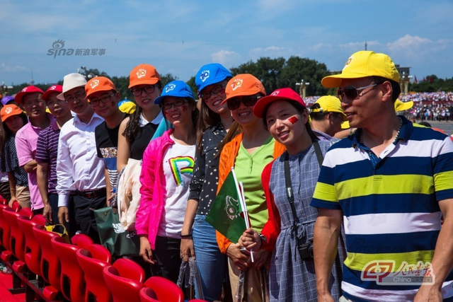 现场观看阅兵式的嘉宾