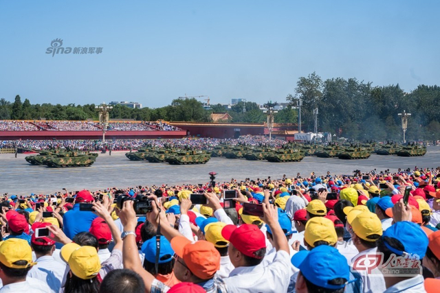 99A主战坦克方队隆隆开来