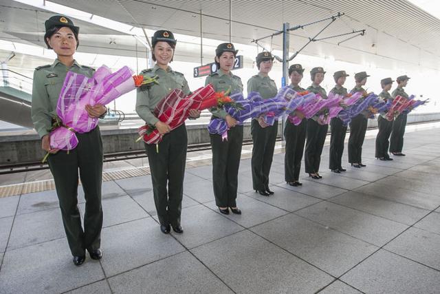 参阅官兵返营女兵迎接