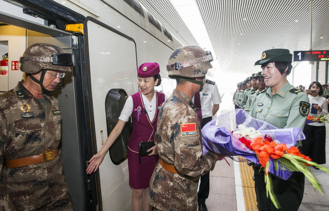 女兵捧花接站