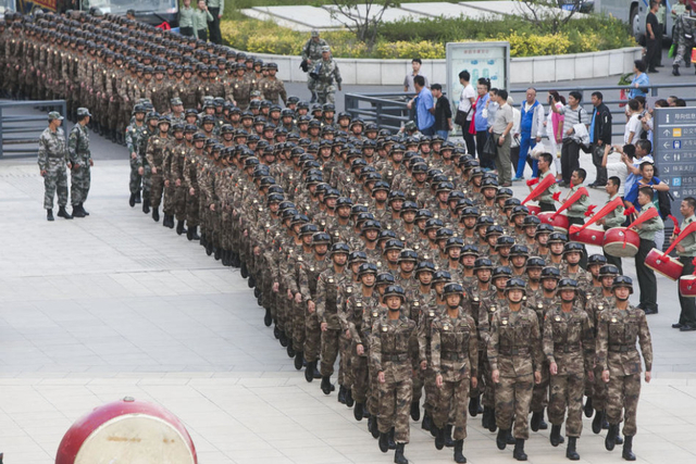 参阅官兵返回营地驻地官兵敲鼓迎接
