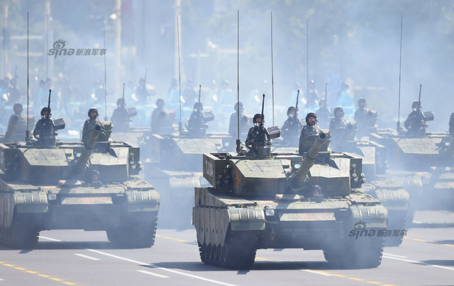 9.3大阅兵精彩回顾：新锐99A坦克群凶猛受阅照