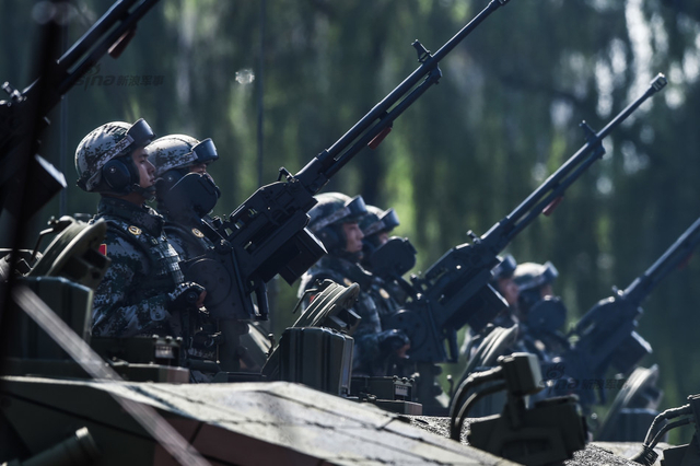 9.3大阅兵精彩回顾：新锐99A坦克群凶猛受阅照