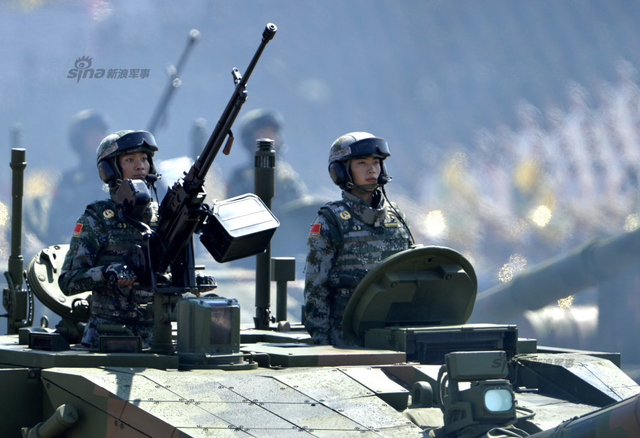 9.3大阅兵精彩回顾：新锐99A坦克群凶猛受阅照