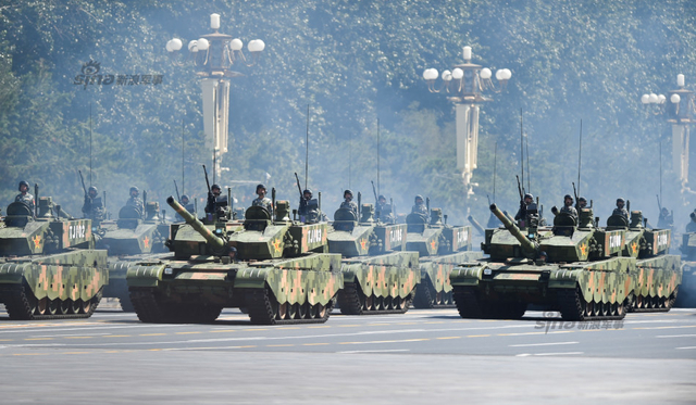9.3大阅兵精彩回顾：新锐99A坦克群凶猛受阅照