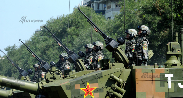 9.3大阅兵精彩回顾：新锐99A坦克群凶猛受阅照