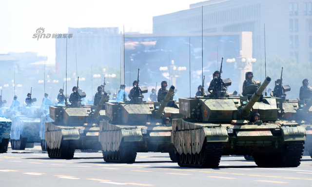 9.3大阅兵精彩回顾：新锐99A坦克群凶猛受阅照