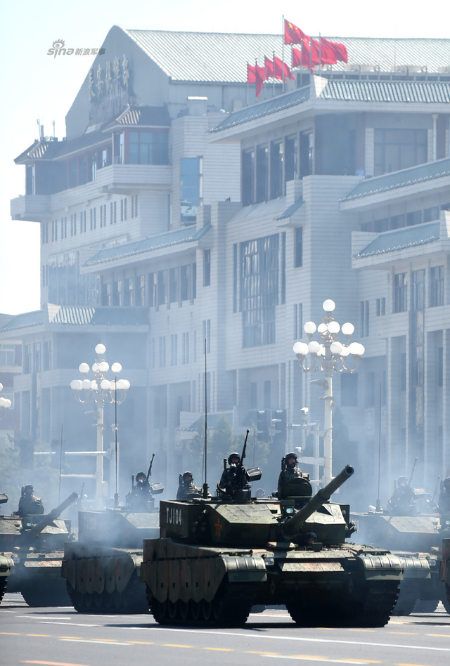 9.3大阅兵精彩回顾：新锐99A坦克群凶猛受阅照