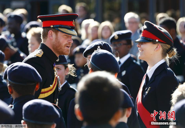 哈里王子络腮胡造型到访军校 女学生们激动若狂