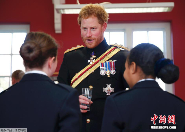 哈里王子络腮胡造型访军校 女学生们激动若狂