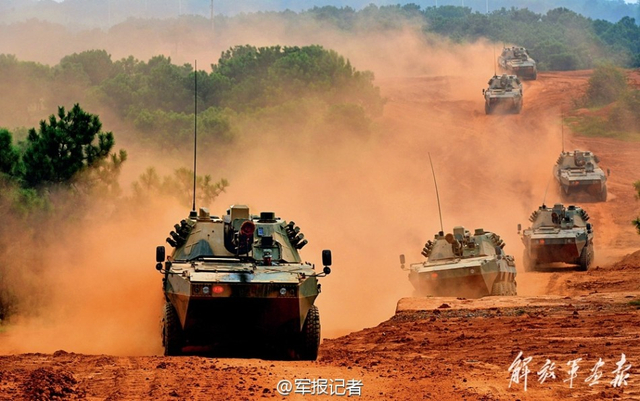 新型轮式突击炮成群出现