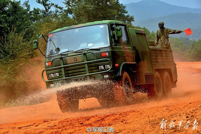 防化车洗消作业