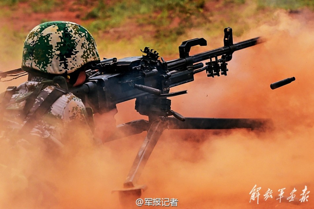 重机枪手猛烈射击