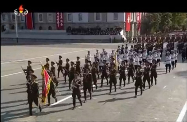 朝鲜阅兵式开始：军乐队女兵短裙装列队亮相 