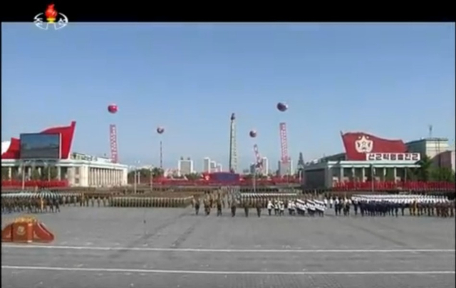 朝鲜阅兵式开始：军乐队女兵短裙装列队亮相 