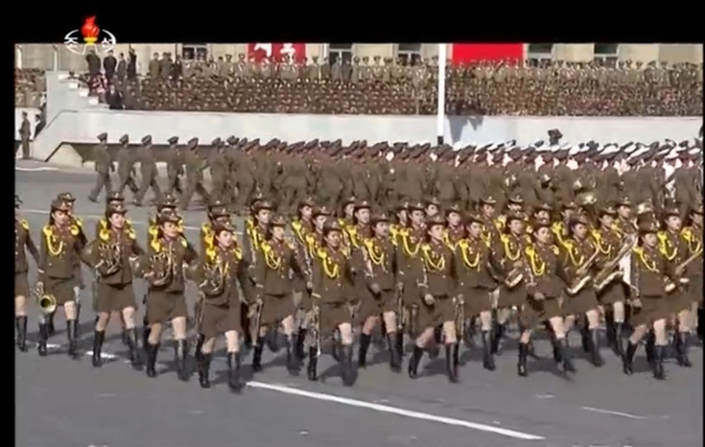 朝鲜阅兵式开始：军乐队女兵短裙装列队亮相 