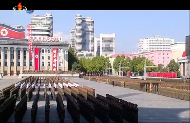 朝鲜阅兵式开始：军乐队女兵短裙装列队亮相 