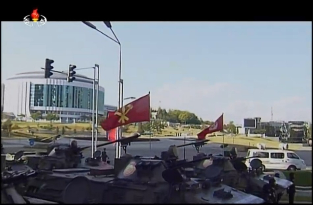 朝鲜阅兵式开始：军乐队女兵短裙装列队亮相 