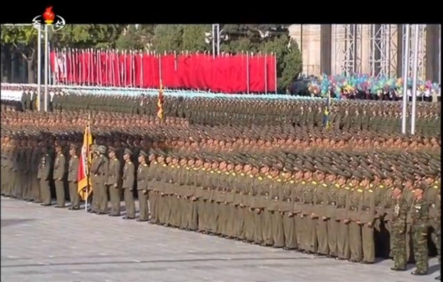 朝鲜阅兵式开始：军乐队女兵短裙装列队亮相 