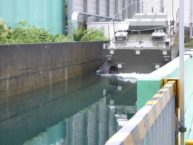 两栖战车原型车目前还处于水池试验阶段