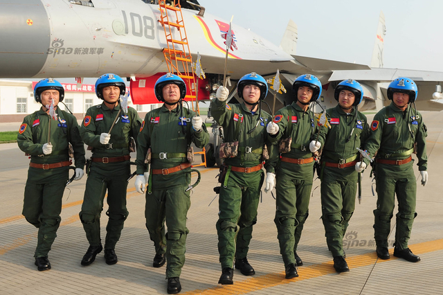 戴明盟带领参加阅兵歼-15飞行员模拟训练