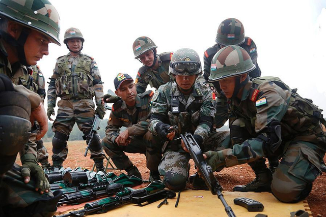 中印双方对武器分解与结合互相学习交流