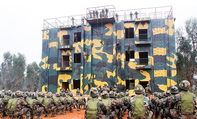 中方教官在攀登楼前为印军讲解动作要领