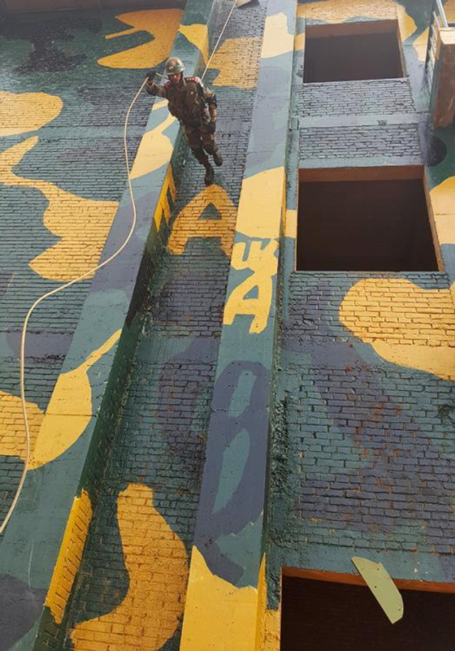 印军参训人员练习索降跑步下滑动作