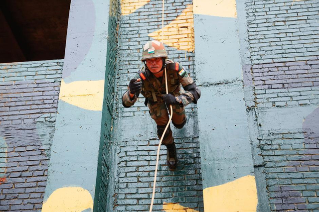 印军参训人员练习索降跑步下滑动作
