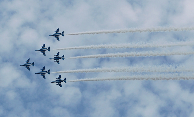 蓝色冲击波表演队前来助兴