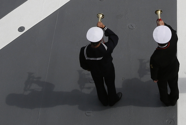 号手在战舰上吹号