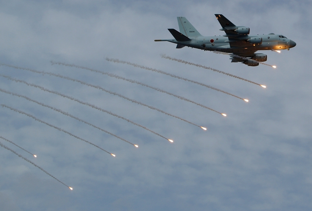 P-1反潜机发射诱饵弹